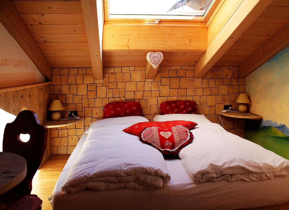 Economy Triple Room photo 2