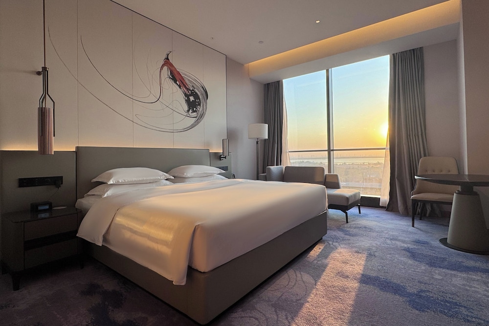Room, 1 King Bed (Sunsets Lake Scene)
