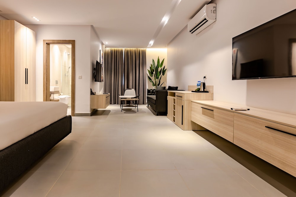 Luxury Suite - Photo 2