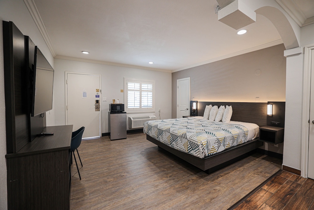 Deluxe Room, 1 Queen Bed, Non Smoking, Refrigerator & Microwave photo 3