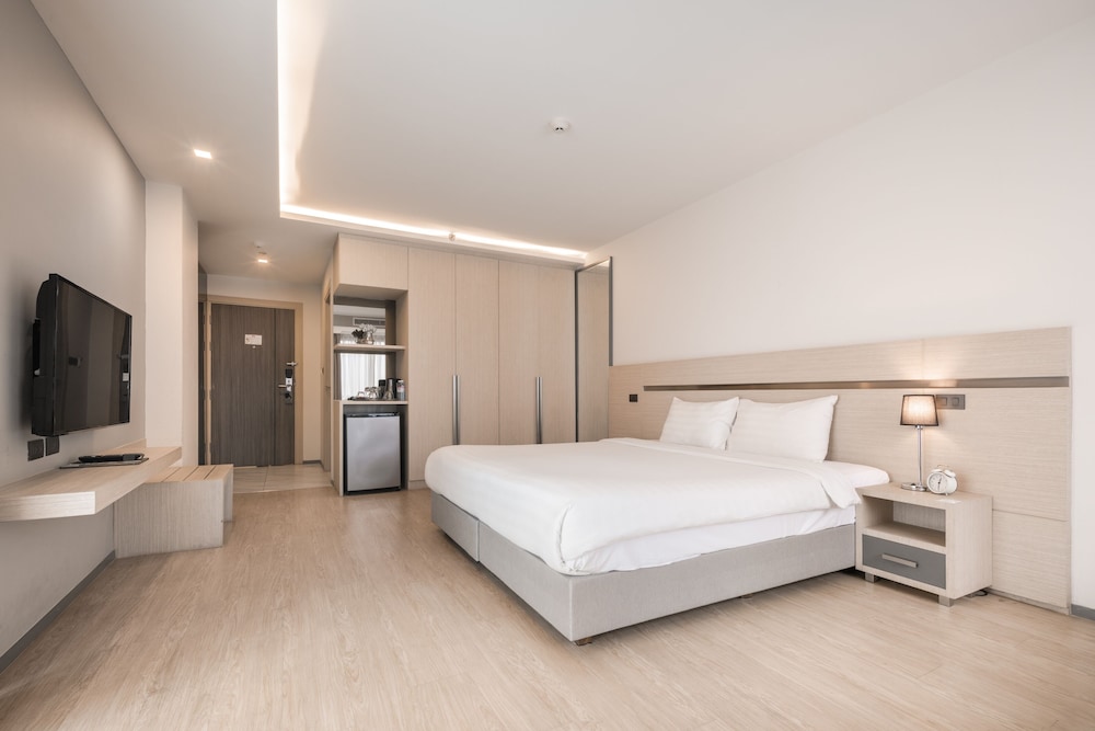 Deluxe Room (King Bed) photo 2