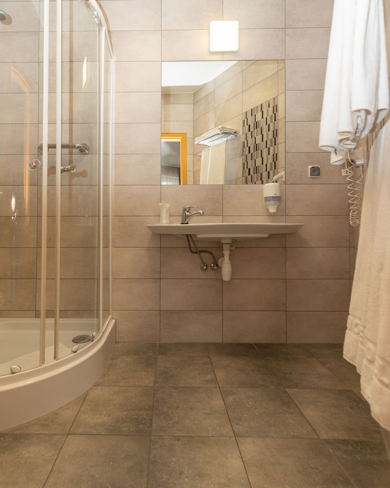 Business Double or Twin Room - Photo 3