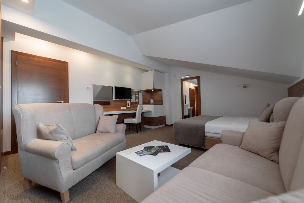 Deluxe Suite, 2 Bedrooms, Balcony photo 2