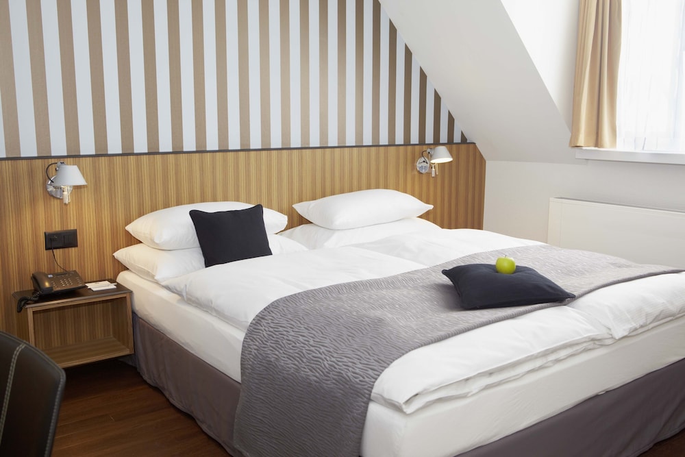 Standard Room, 1 King Bed - Photo 4