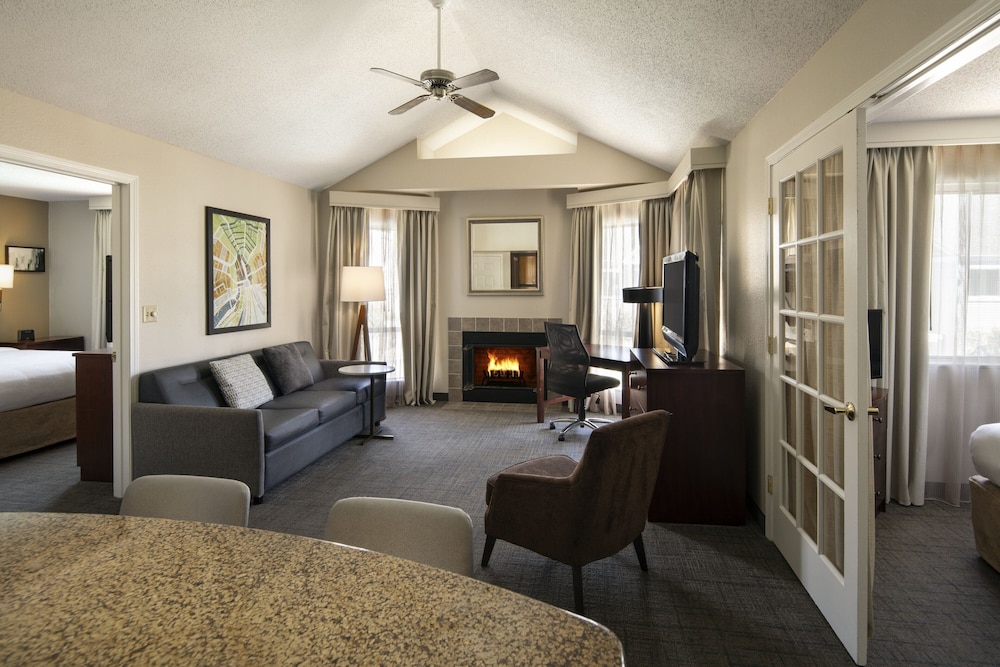 Suite, 2 Bedrooms - Photo 1