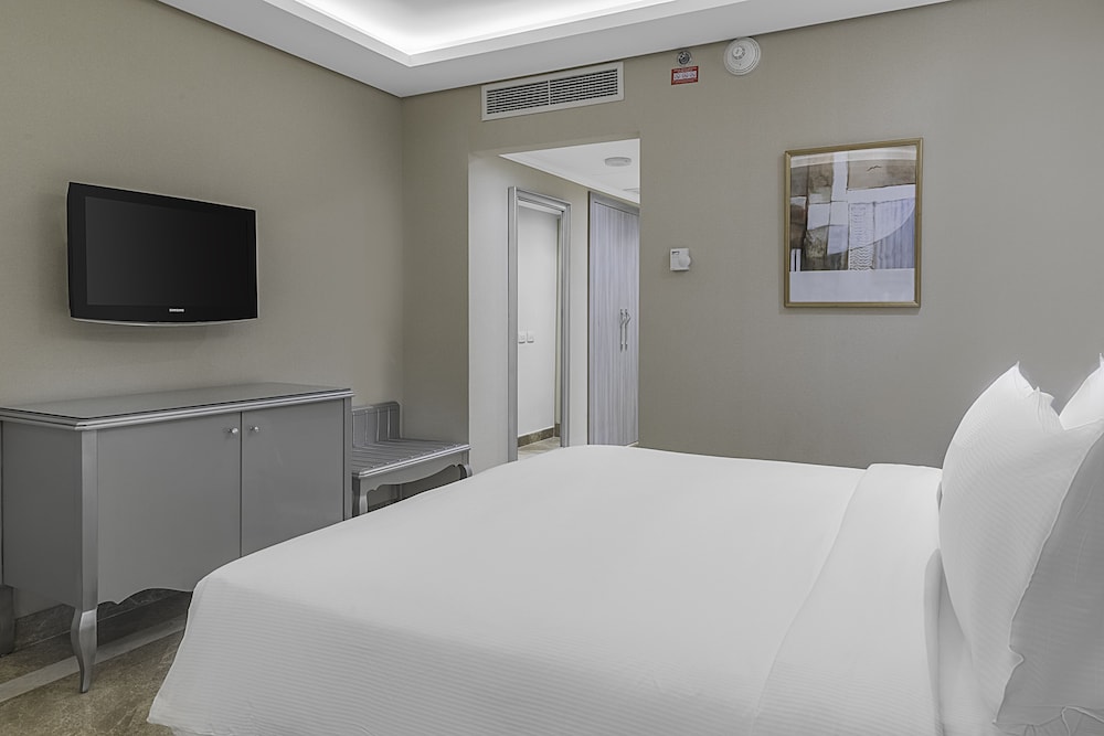 Executive Room, 1 King Bed (Corner Sea View) - Photo 2