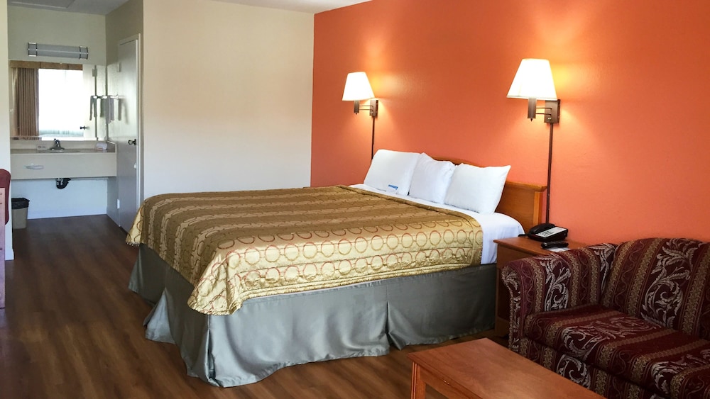 Deluxe Room, 1 King Bed, Smoking, Refrigerator & Microwave - Photo 4