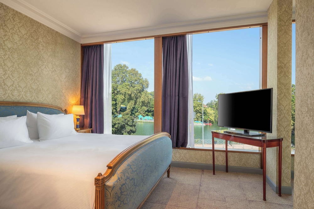 Deluxe Room, 1 King Bed - Photo 4