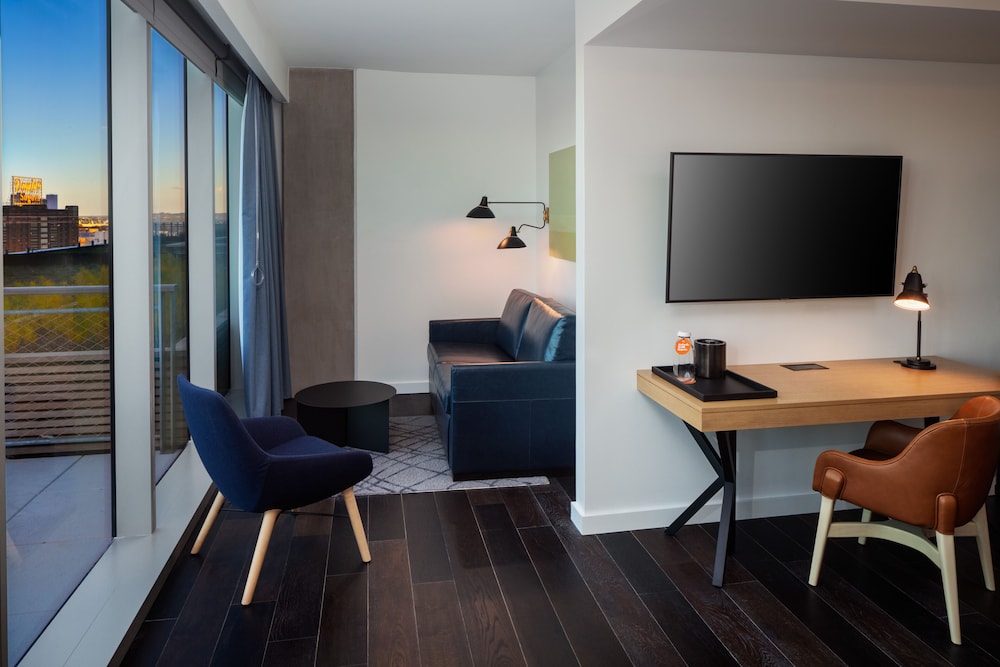 Junior Suite, 1 King Bed, Accessible, Balcony (Hearing)