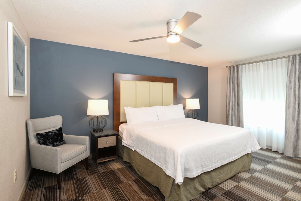 Two Bedroom King & Two Queens Suite - Photo 4