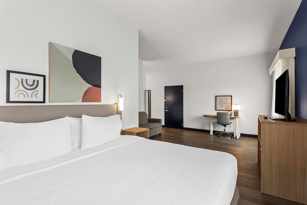 Room, 1 King Bed with Sofa bed, Accessible, Bathtub - Photo 6