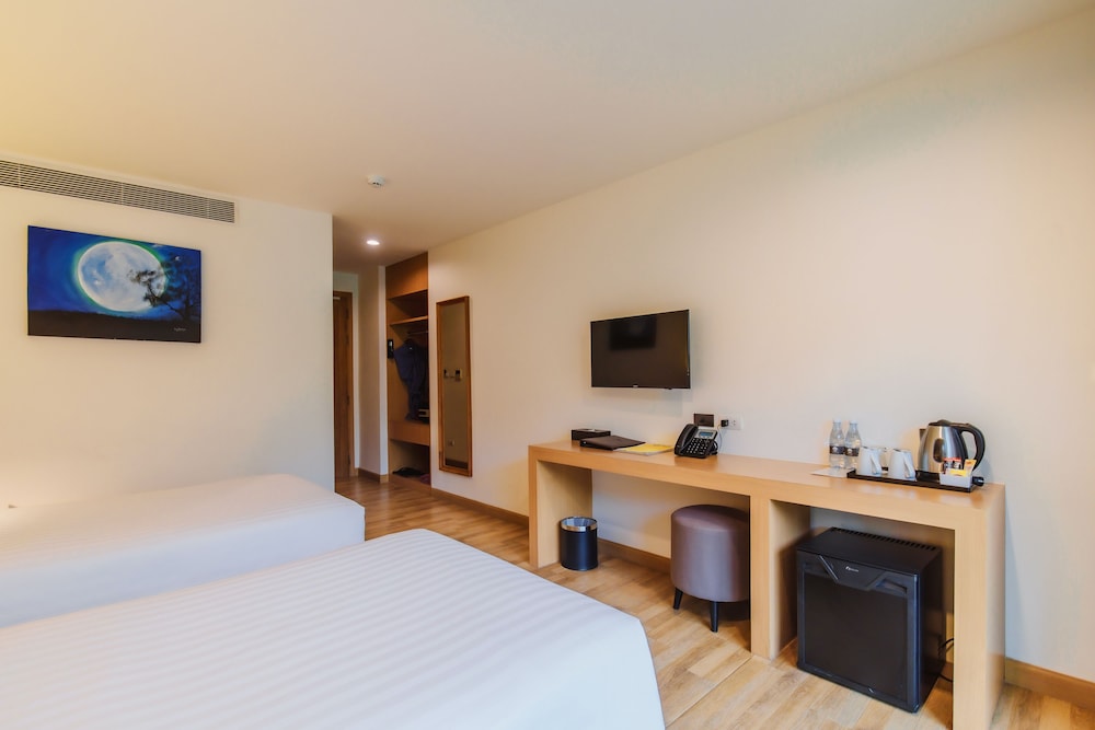 Executive Twin Room with Pool View photo 2