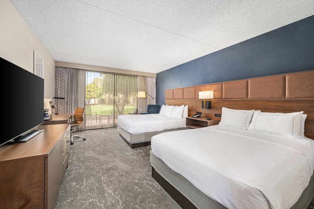 Room, 2 Queen Beds, Pool View photo 1