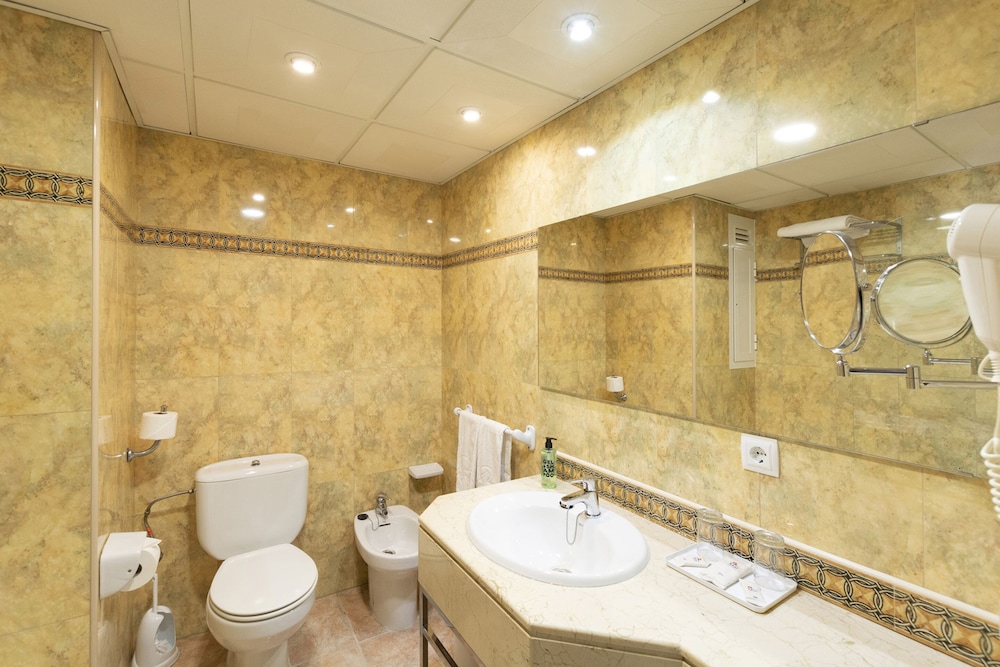 Double Room (2 Adults + 1 Child) photo 3