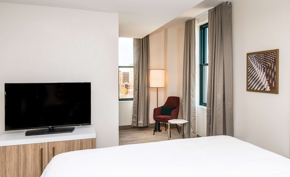 Deluxe Room, 1 King Bed - Photo 2