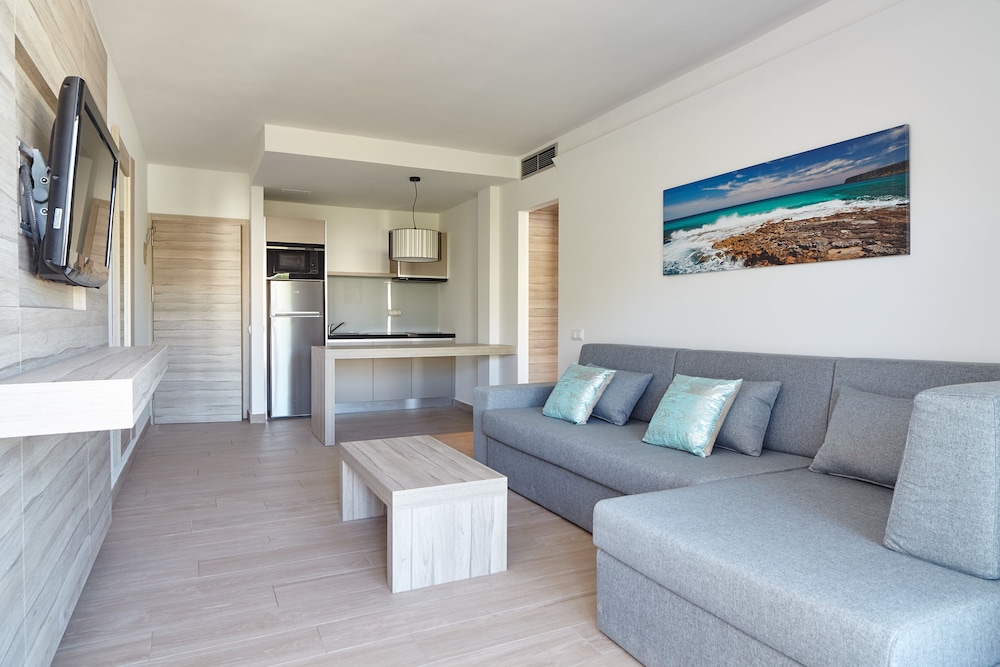Suite, Balcony, Partial Sea View - Photo 9