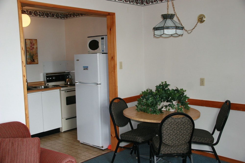 1 Bedroom Lakeview Condo photo 2