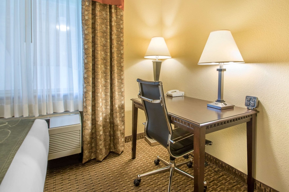 Suite, Multiple Beds, Non Smoking (2 Queen, 2 Person Sofa Bed) - Photo 3