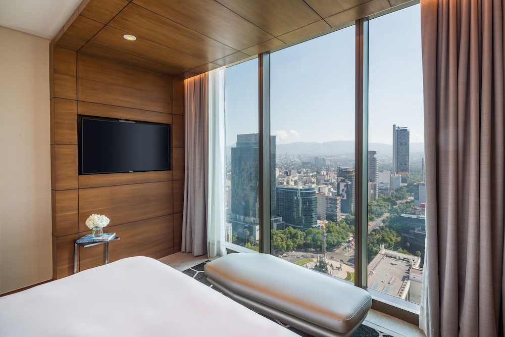 Club Room, 1 King Bed, Business Lounge Access (Prestige, Angel Of Independence View) thumbnail 5