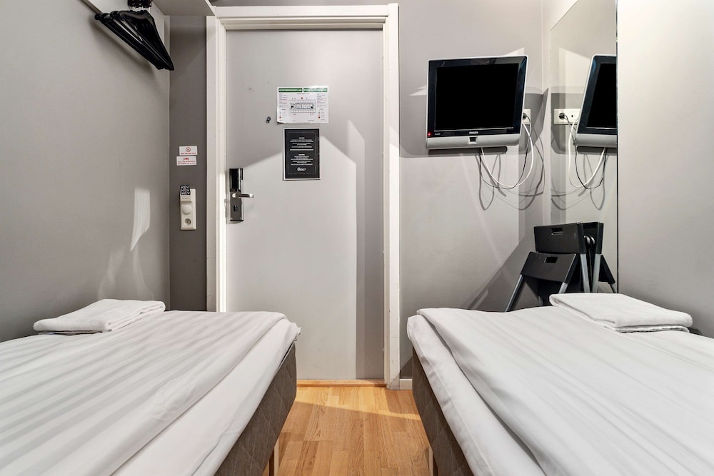 Economy Room, 2 Twin Beds, Non Smoking, No Windows (No Bathroom) - Photo 2