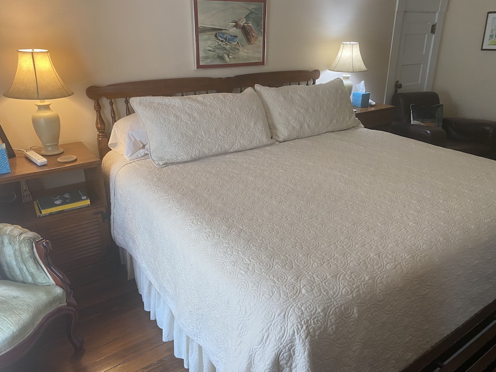 Maple Suite, 1 King Bed, Private Bathroom, Upstairs photo 1