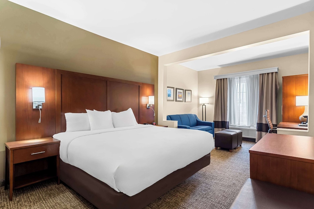 Suite, 1 King Bed, Accessible, Non Smoking - Photo 1