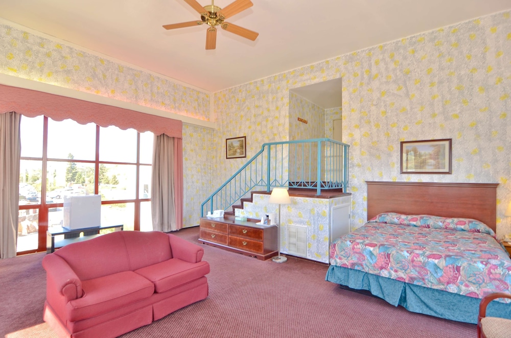 Suite, 1 King Bed, Non Smoking photo 1