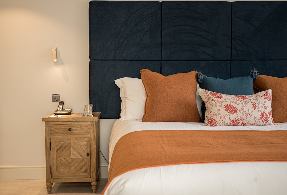 Luxury King Room - Photo 18