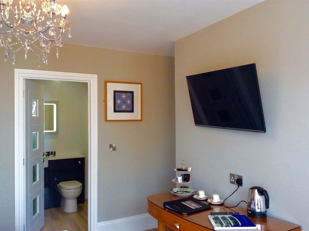 Double Room, Ensuite, Partial Sea View (Room 8) photo 2
