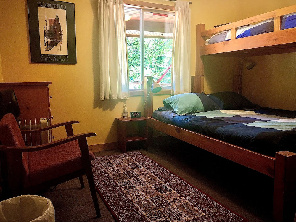 Family Room, Multiple Beds, Shared Bathroom (Cedar Family Room) photo 2