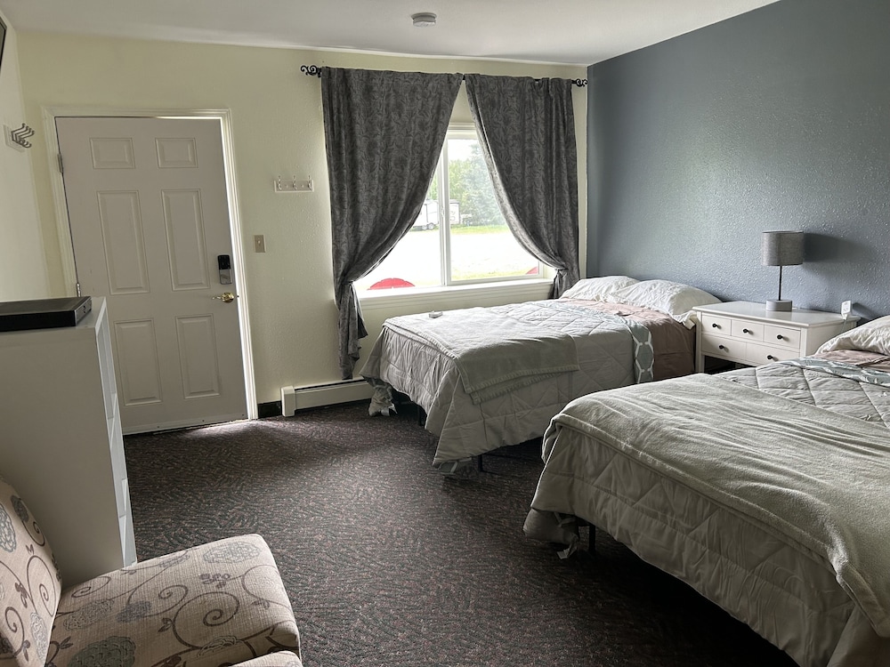 Economy Studio, 2 Double Beds, Private Bathroom, Ground Floor photo 2