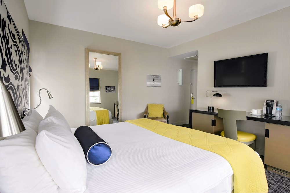 Premium Room, 1 King Bed - Photo 3