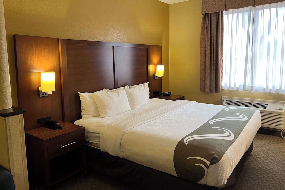 Suite, 1 King Bed, Accessible, Non Smoking photo 1