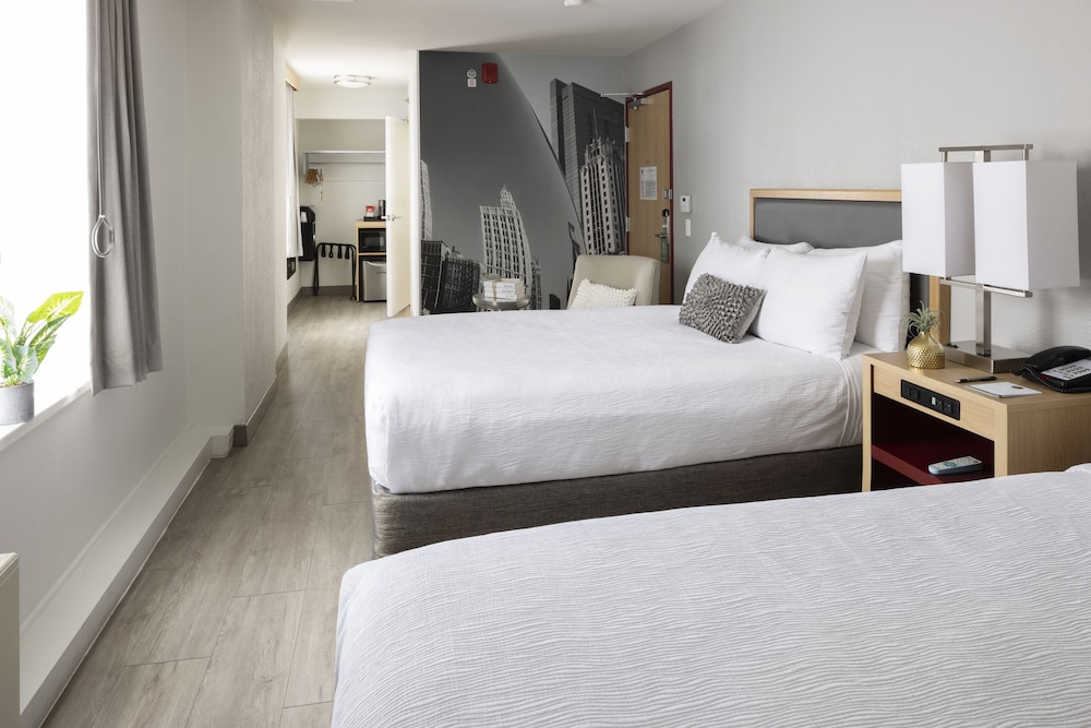 Premium Room, Multiple Beds (Smoke Free) - Photo 4