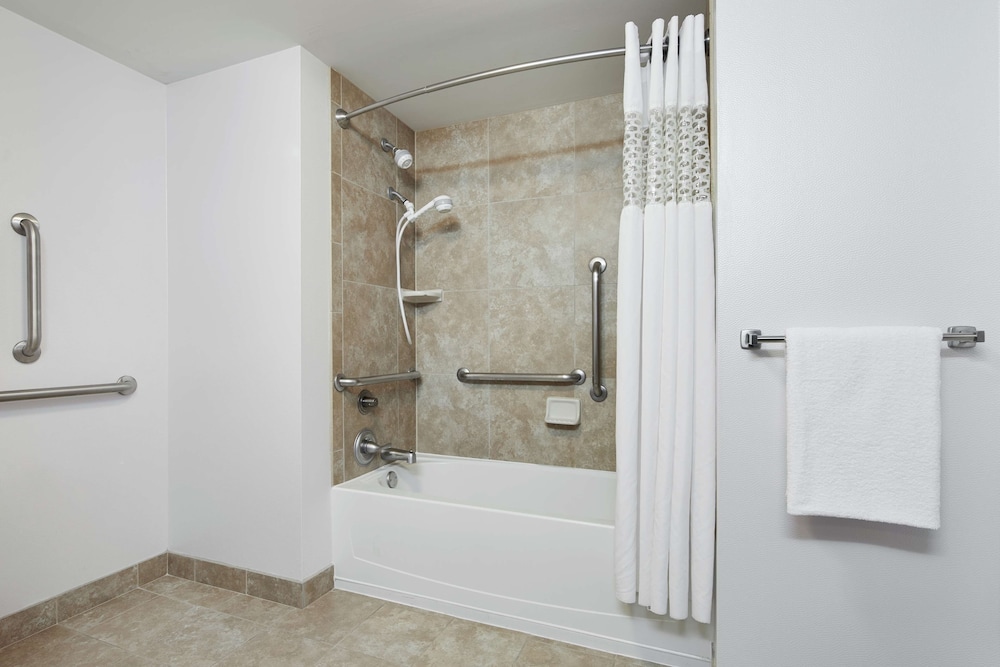 1 King Bed Room, W/C and Hearing Impaired Accessible With Tub - Photo 5