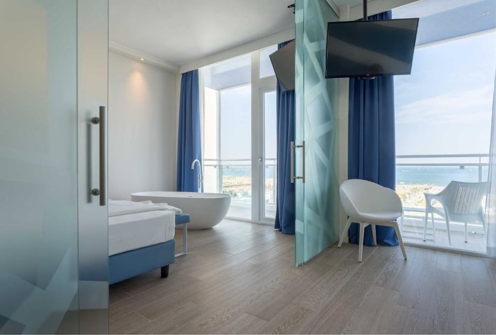 Suite, 1 Double or 2 Twin Beds, Balcony, Sea View photo 1