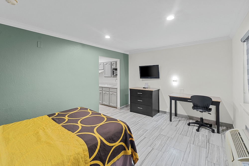 Suite (1 King and 1 Queen bed) - Photo 1