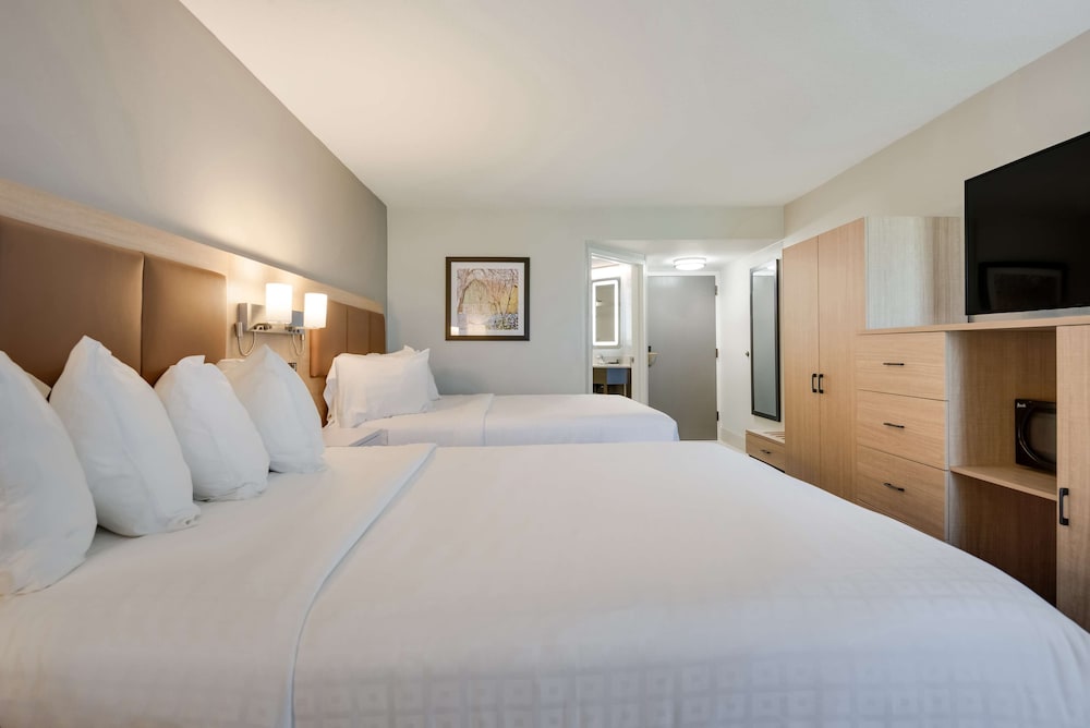 Standard Room, 2 Queen Beds, Non Smoking, Refrigerator & Microwave - Photo 2