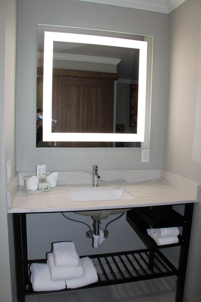 Deluxe Room, 1 Queen Bed, Non Smoking (Efficiency) - Photo 11