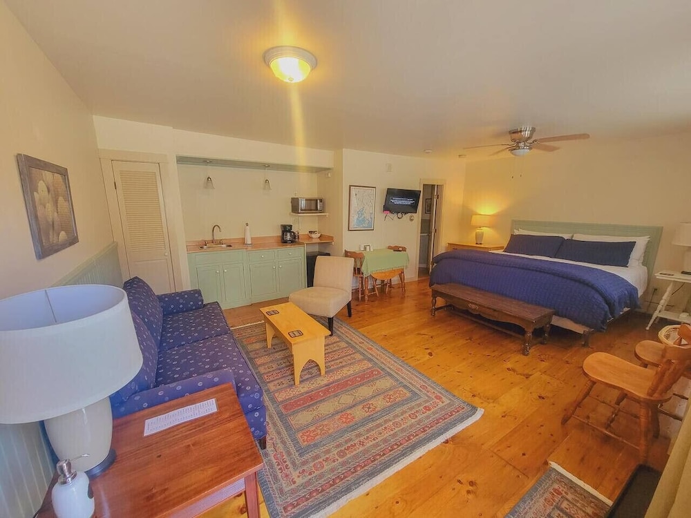 Studio, 1 King Bed with Sofa bed (The Isaac Evans) photo 3