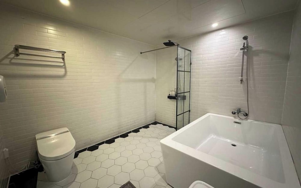 Room (Suite family bath - Starbucks coffee ) - Photo 19