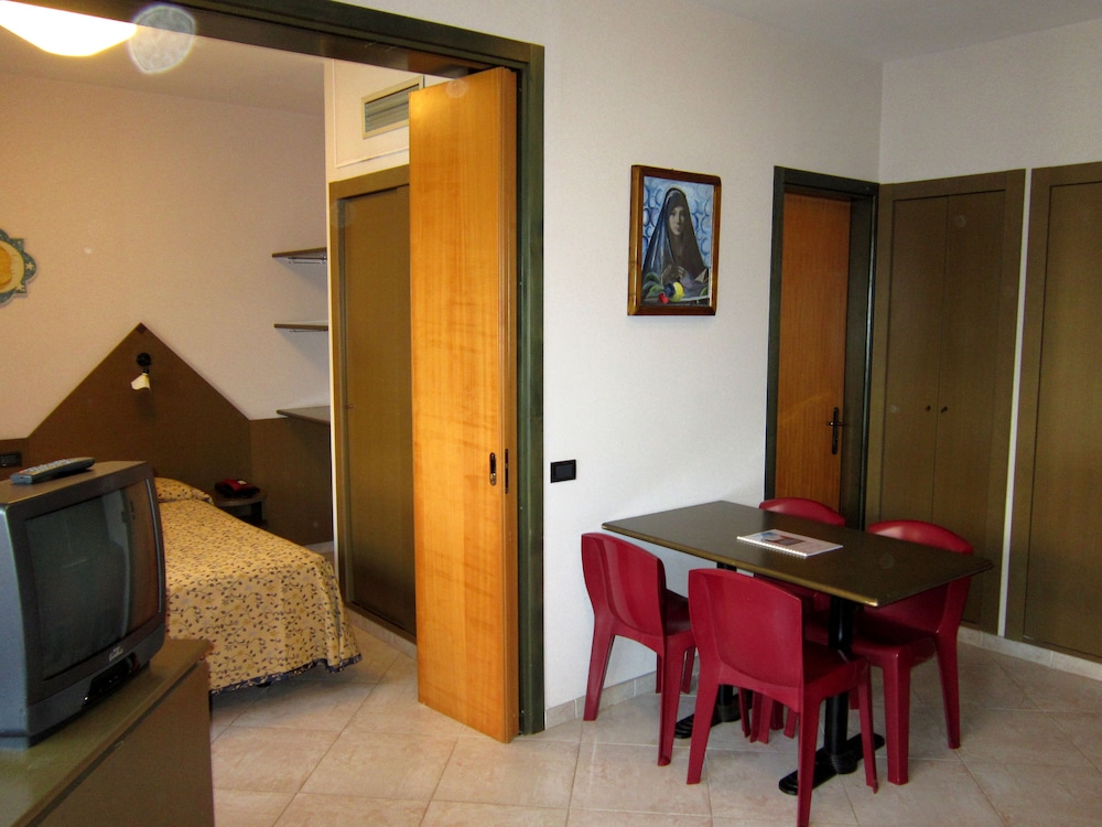 Studio, 1 Bedroom, Kitchenette photo 2