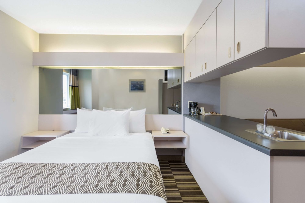 Studio Suite, 1 Queen Bed, Non Smoking - Photo 4
