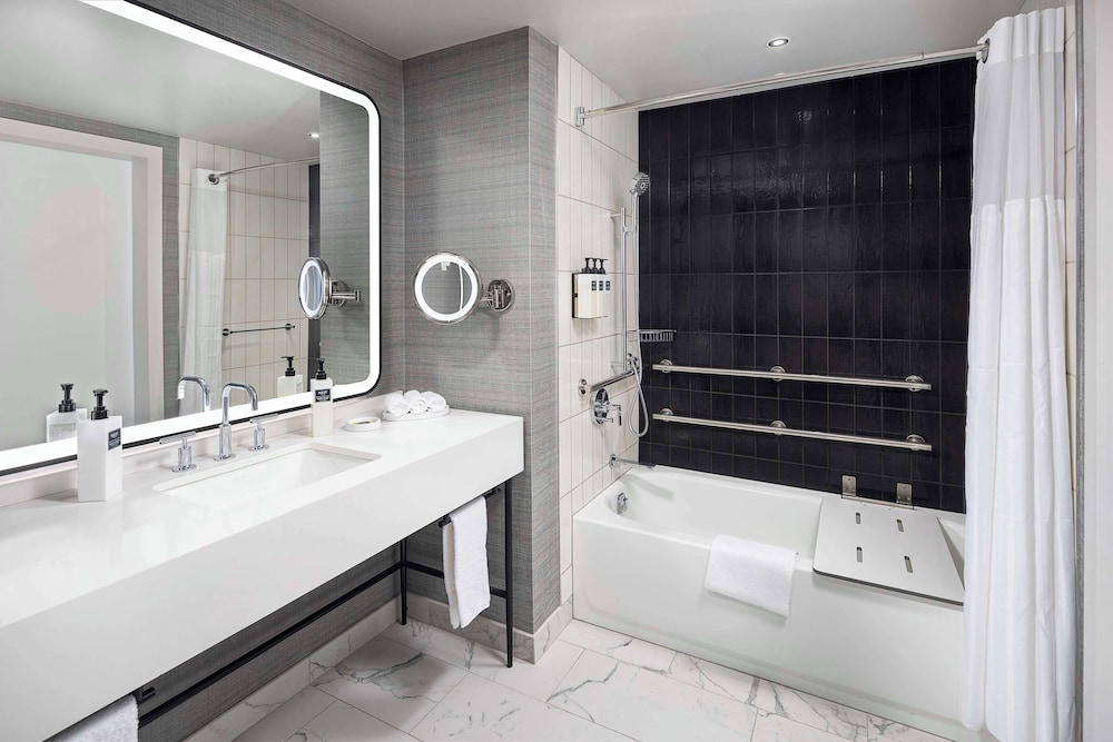 Room, 1 King Bed, Bathtub (Peloton) - Photo 6