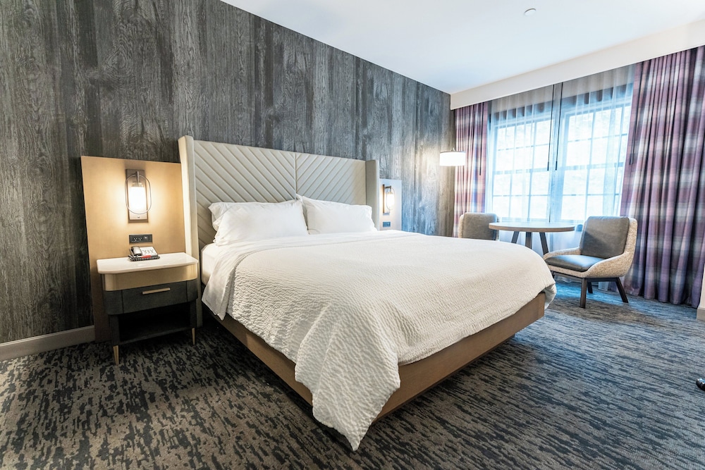 Standard Room, 1 King Bed, Accessible, Non Smoking (Communications) - Photo 1