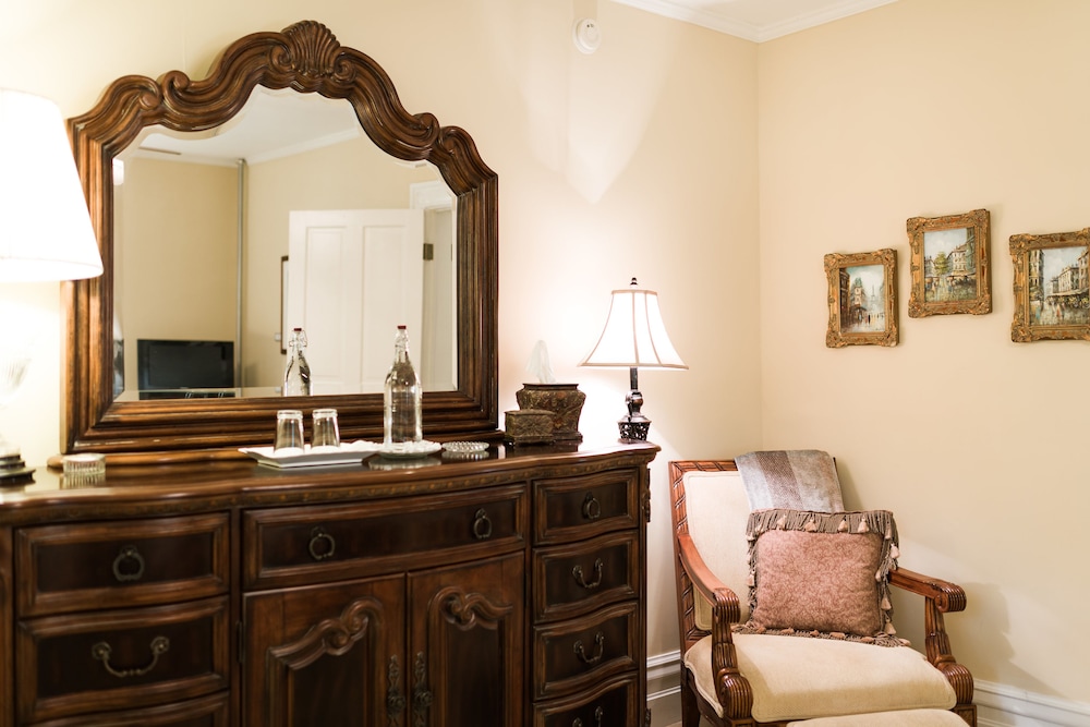 Clyde Ray Sr. Suite photo 2