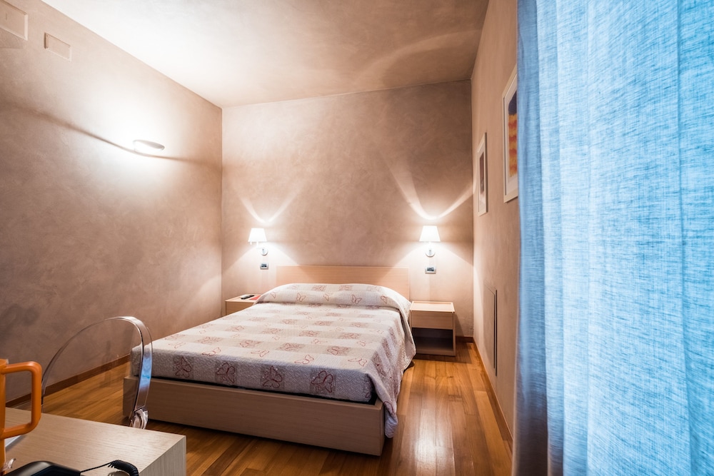Standard Double Room, 1 Double Bed, Private Bathroom, Park View photo 3