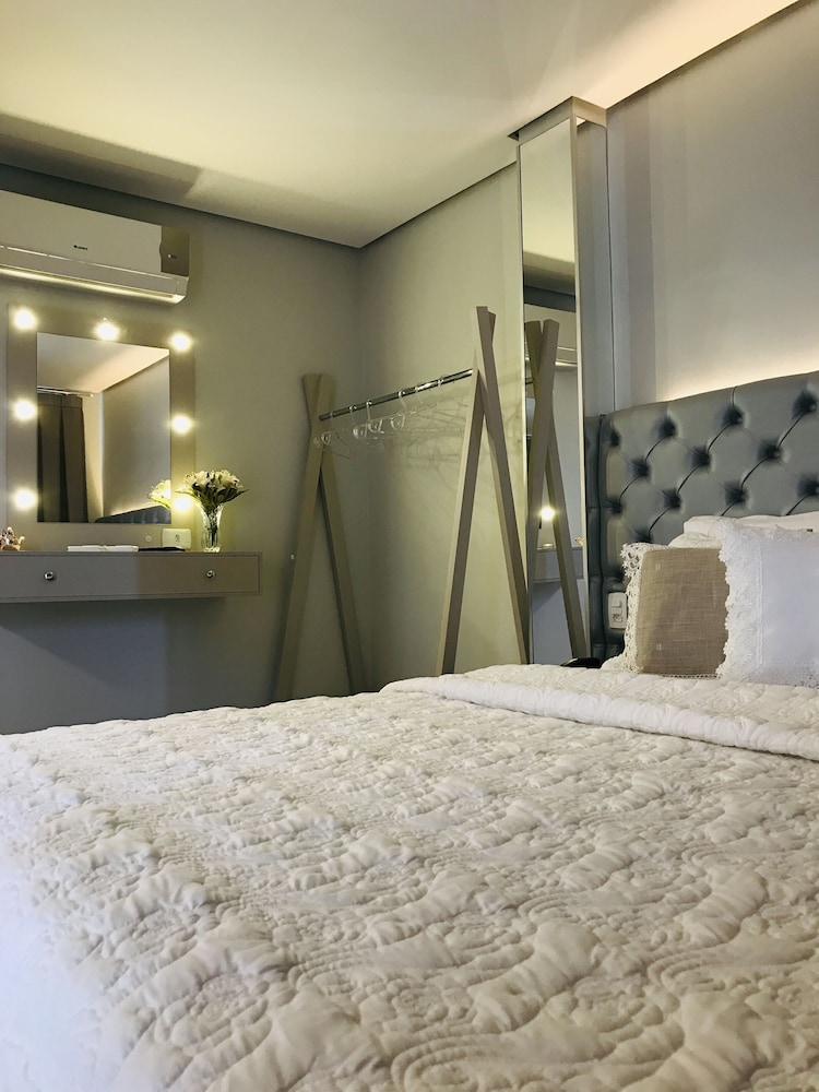Honeymoon Studio Suite photo 1