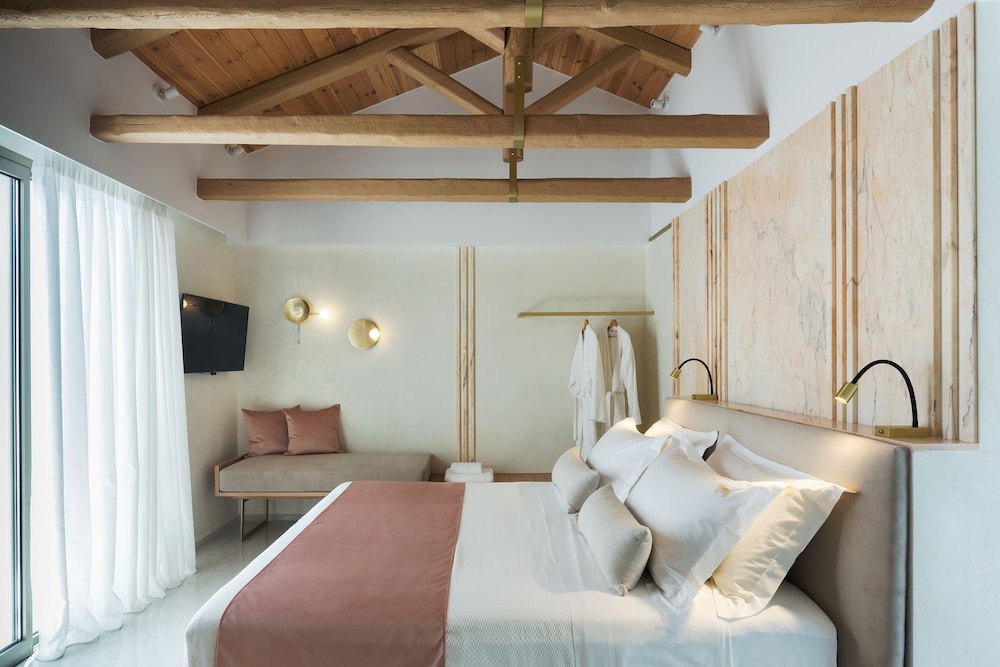 Honeymoon suite with Spa bath (Coral)