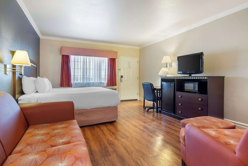 Standard Room, 1 King Bed, Accessible, Bathtub - Photo 3